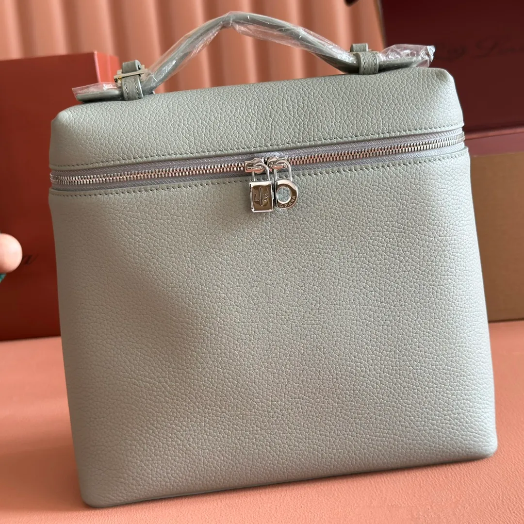 p1360💋💋💋【Original leather all-steel configuration counter complete package】Loro pianaExtra Pocket L23.5 Backpack Calfskin/Goods This Extra Pocket soft calfskin backpack has a unique trapezoidal appearance. A hint of natural grain gives the backpack character and enhances the softness of the leather. The practical design makes it the ideal accessory for busy everyday life. Dimensions: Length 21✖️Height 23.5✖️Width 8cm Dimensions are measured manually, please understand if there are slight errors Leather handle with shoulder strap Two-way zipper closure, zipper pull embellished with MY Charms pendant